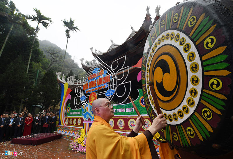 Thuyền bè dày đặc suối Yến ngày khai hội chùa Hương